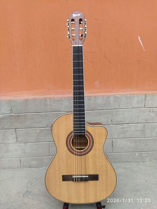 Классическая гитара сотилади.