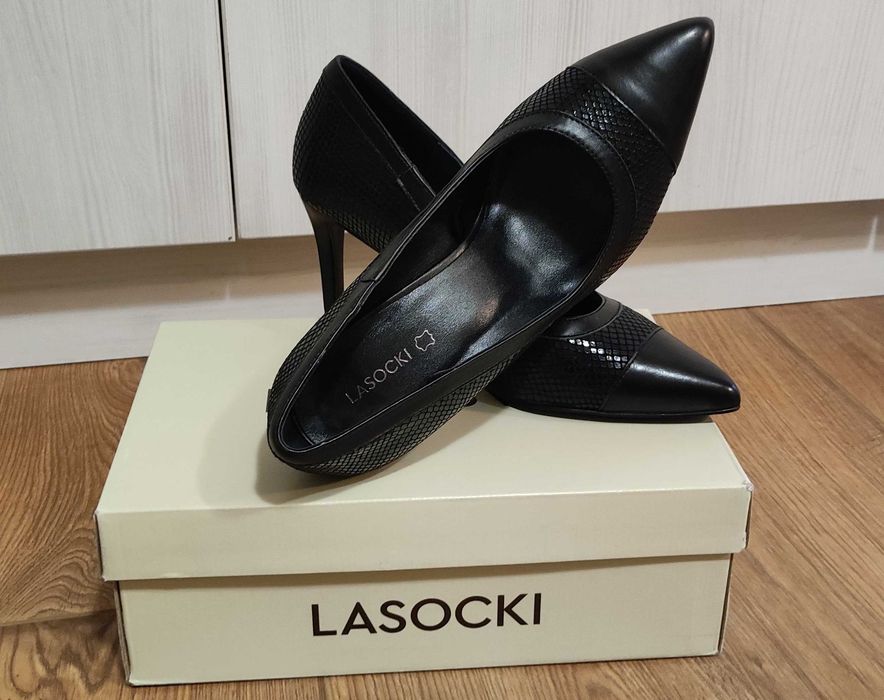 Обувки от естествена кожа.