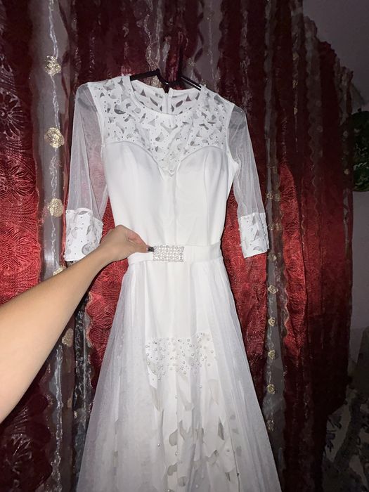 Продам платье белое женское