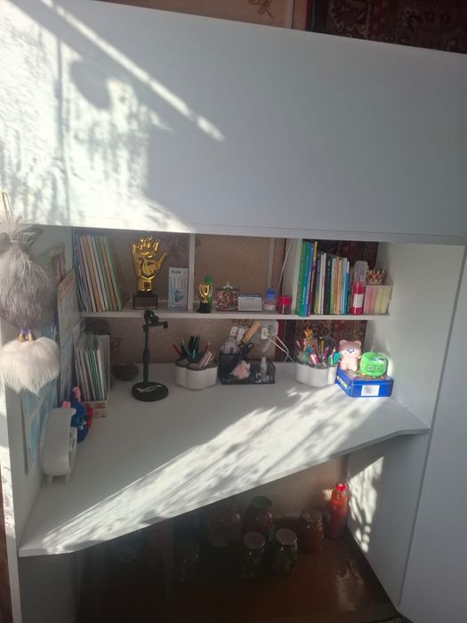 Письменный  стол  с кроватью