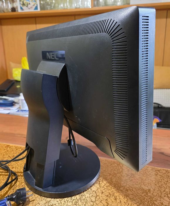LCD монитор NEC 24"
