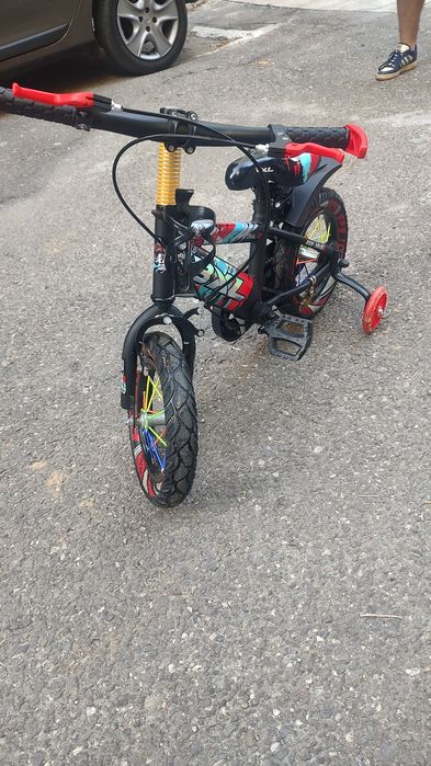 Vând bicicleta copii cu roti ajutatoare
