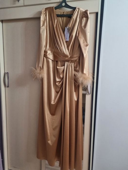 Платья нарядные, очен ь красивая