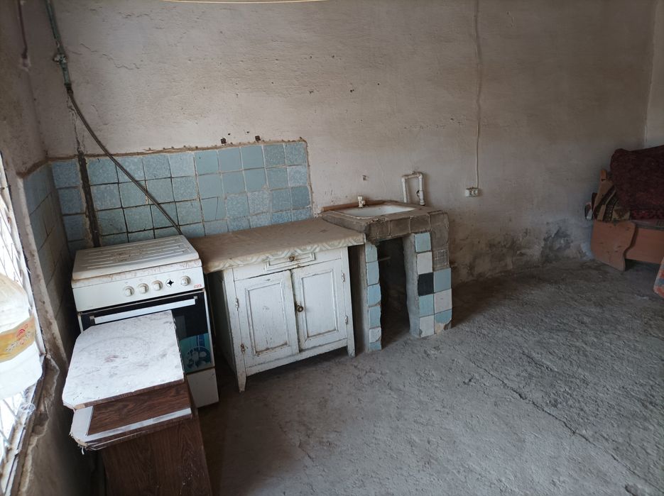 Qorovulbozor shaxardan uy sotiladi 8 sotixli