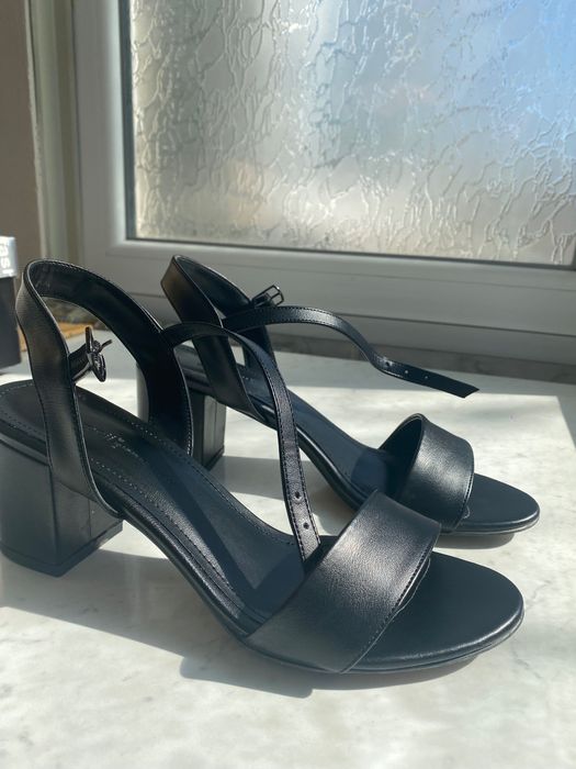 Черни обувки на нисък ток