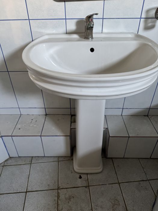 Lichidare obiecte sanitare – cadă, chiuvete, WC, oglinzi – prețuri avantajoase
