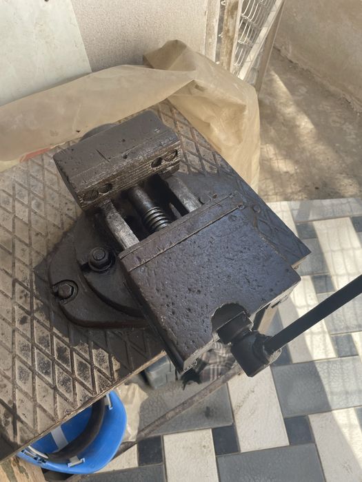 Продам верстак с тисками и точильным мотором