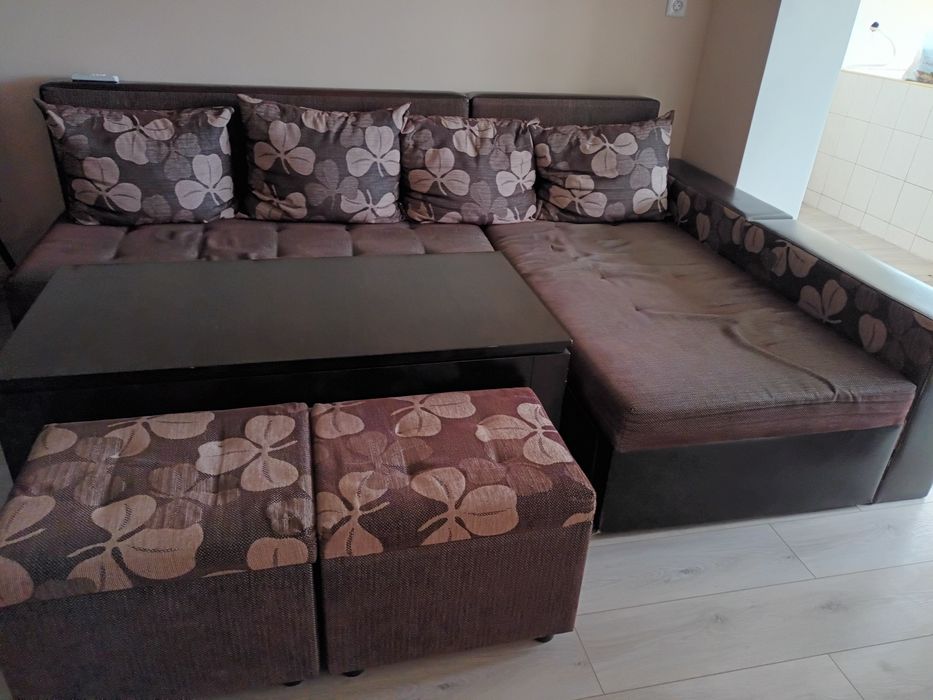 Разтегателен диван, хола маса и две табуретки