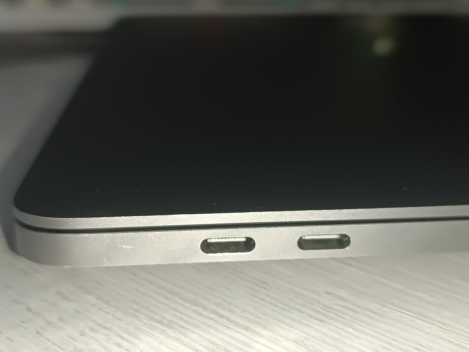 MacBook Pro 13" (2020) / 256/8, Intel Chip