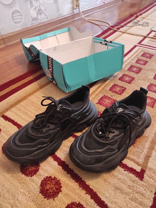 Кроссовки новые 43р