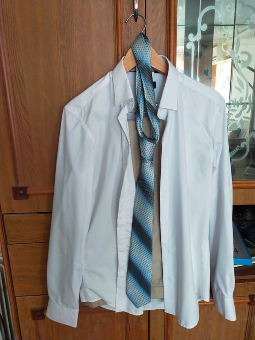 Продам костюм с белой рубашкой