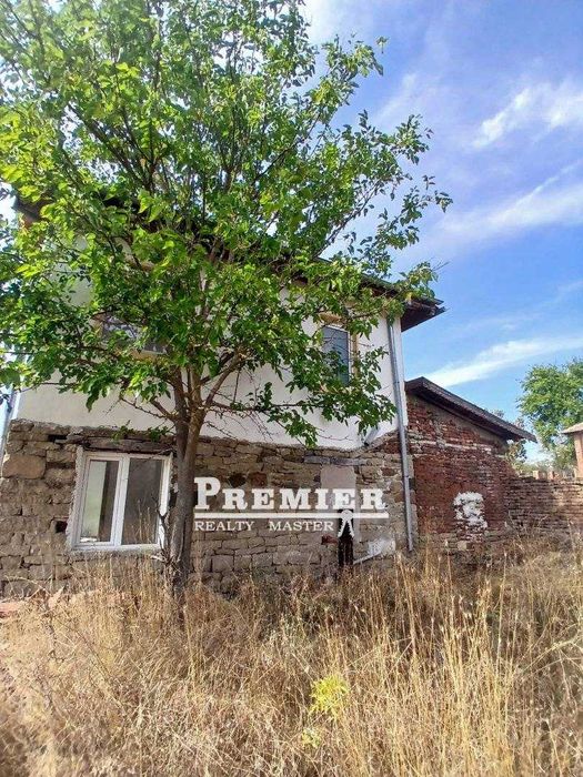 Къща с голям потенциал в село Загорци,