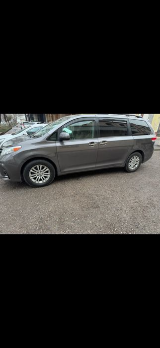 Автомобил TOYOTA SIENNA минивен