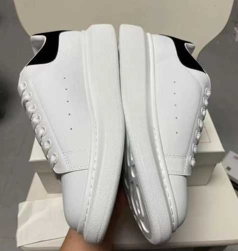 Sneakers Alexander Mcqueen cu eticheta (nu Nike, Gucci, Adidas, Balenciaga)