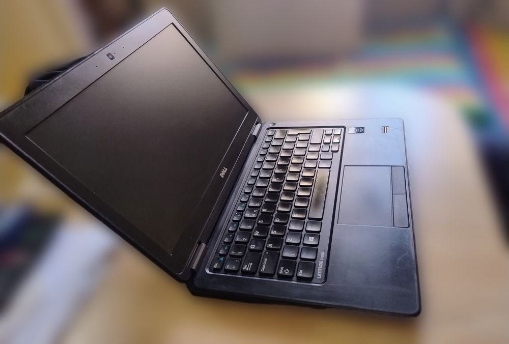 Dell latitude e7250 + зарядно устройство