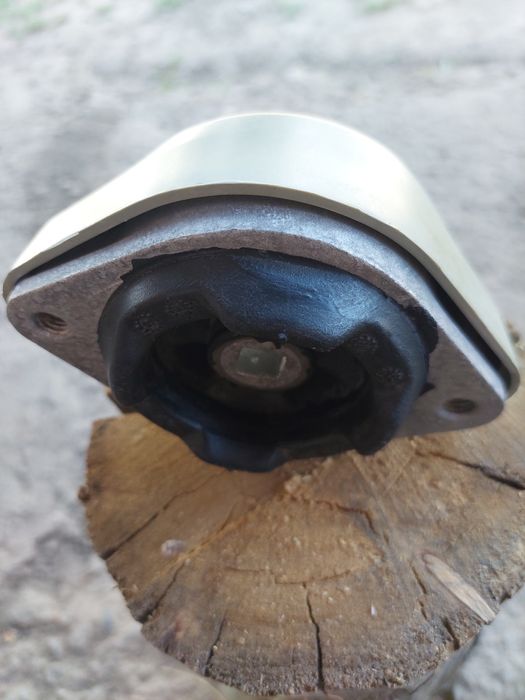 Подушка на КПП  Audi A4