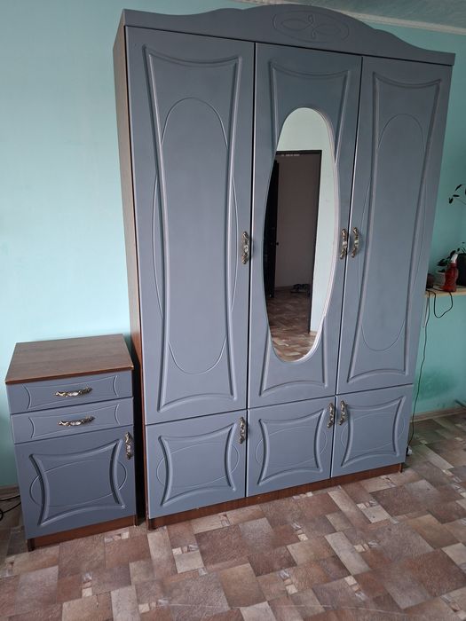 Шкаф и тумбочка.
