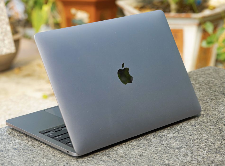 MacBook Pro, 16 ГБ оперативной памяти, SSD 1 ТБ.