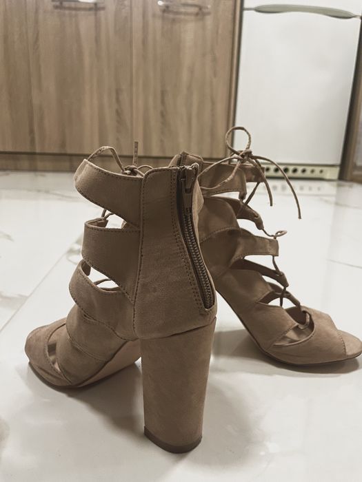 Сандали на ток с връзки La strada