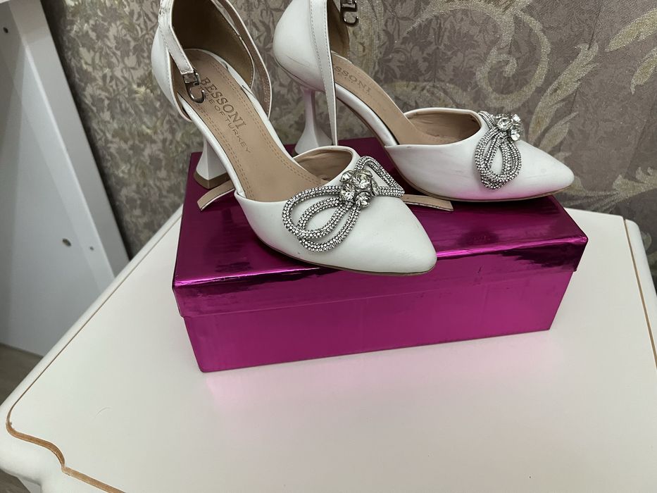 женская обувь туфли  кросовки босоножки