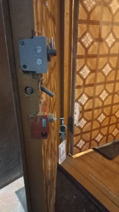 Продам железную дверь