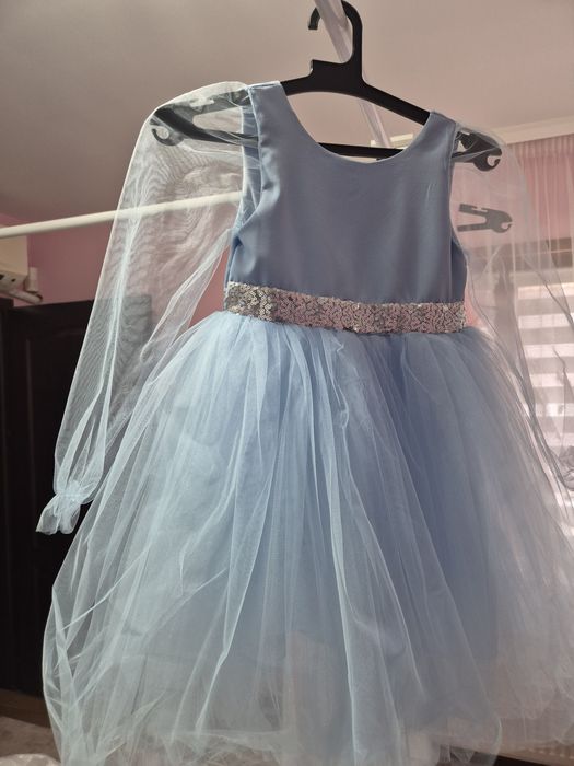 Небесно синьо рокля.