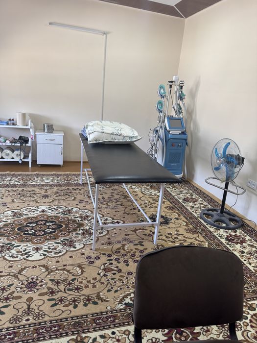 Нурафшон шахар марказида алохида турган бино