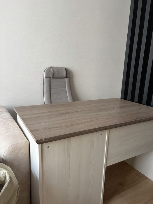 Продам стол школьный и 4 стула кухонные