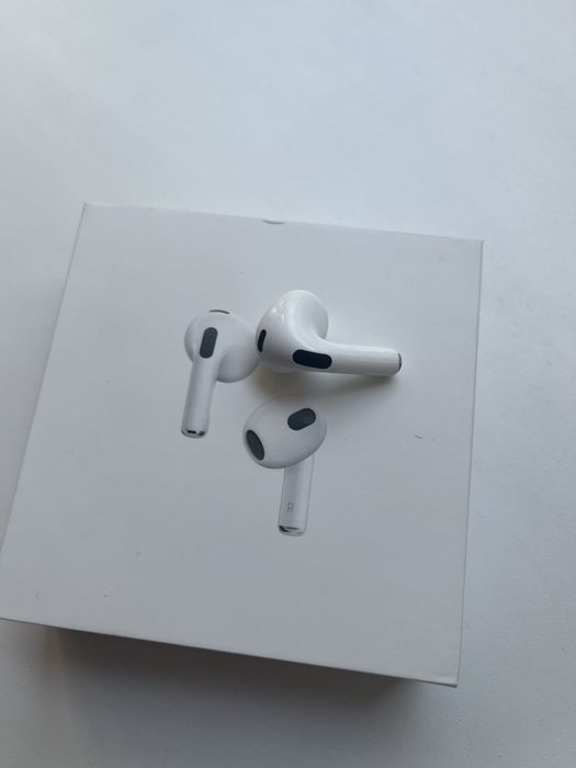 Првый наушник AirPods 3
