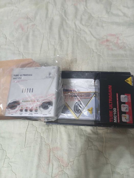 Микрофонный линейный предусилитель Behringer Mic 100.