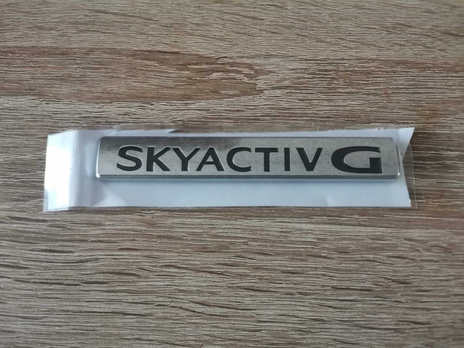 Сребрист надпис Mazda Skyactiv G