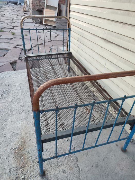 Железная кровать