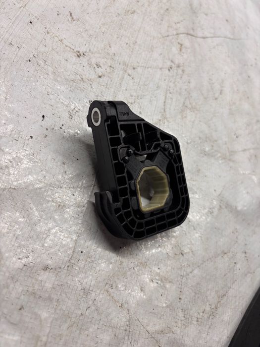 Държач за радиатор BMW G60/61/68/70