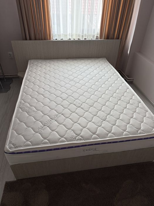 Спалня с включен матрак