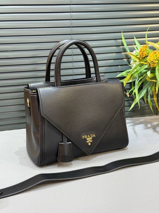 Geanta Prada noua !!! Dimensiuni 25/21 !!!