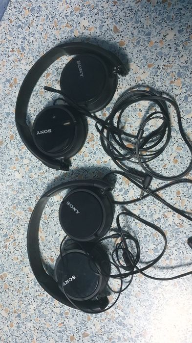 Vănd caști cu fir și wireless