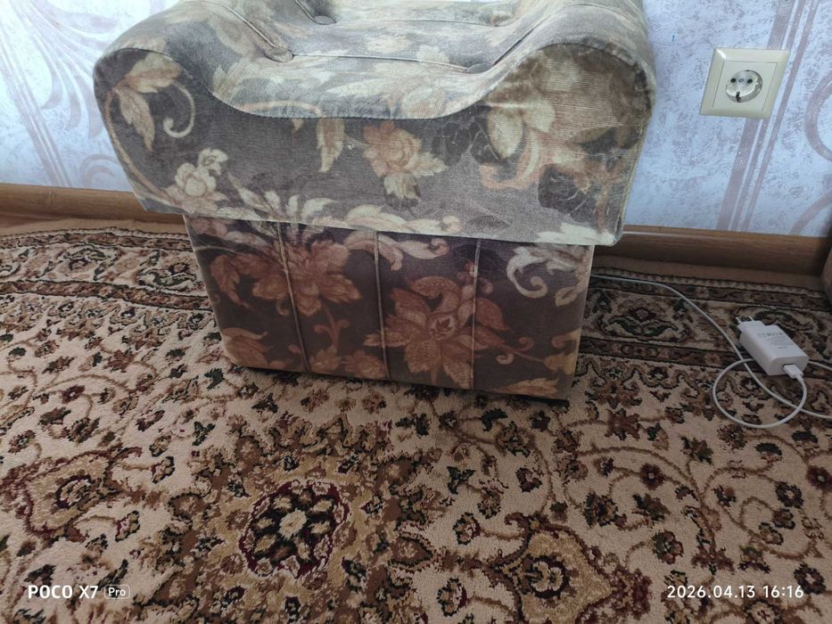 Продам Диван и два кресла и 2 пуфика