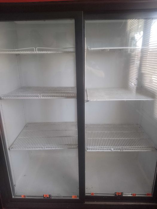 Vitrina frigorifica dubla și profesionala.