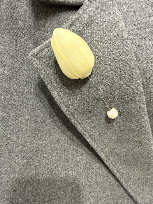 Broșă lalea galbenă accesoriu perla