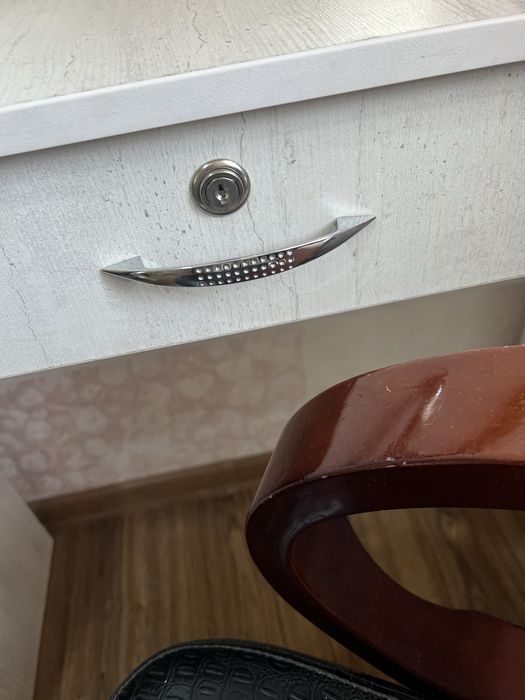 Кресло , зеркало , стол парикмахерское