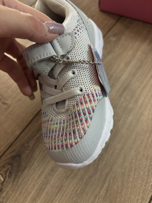 Новые детские кроссовки