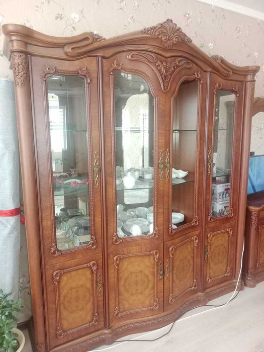 продаем мебель (стол стулья, горка сервант)