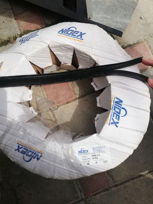 Уплътнителна гума за каса на алуминиева дограма.