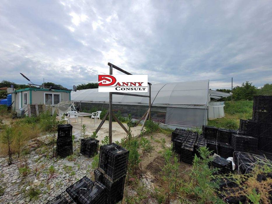 Дворно място с оранжерии в с. Михалци