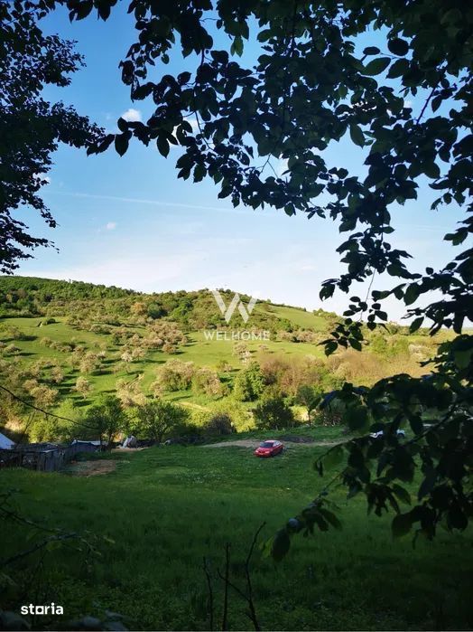 Teren cu cabane A-Frame și priveliște către Munții Făgăraș