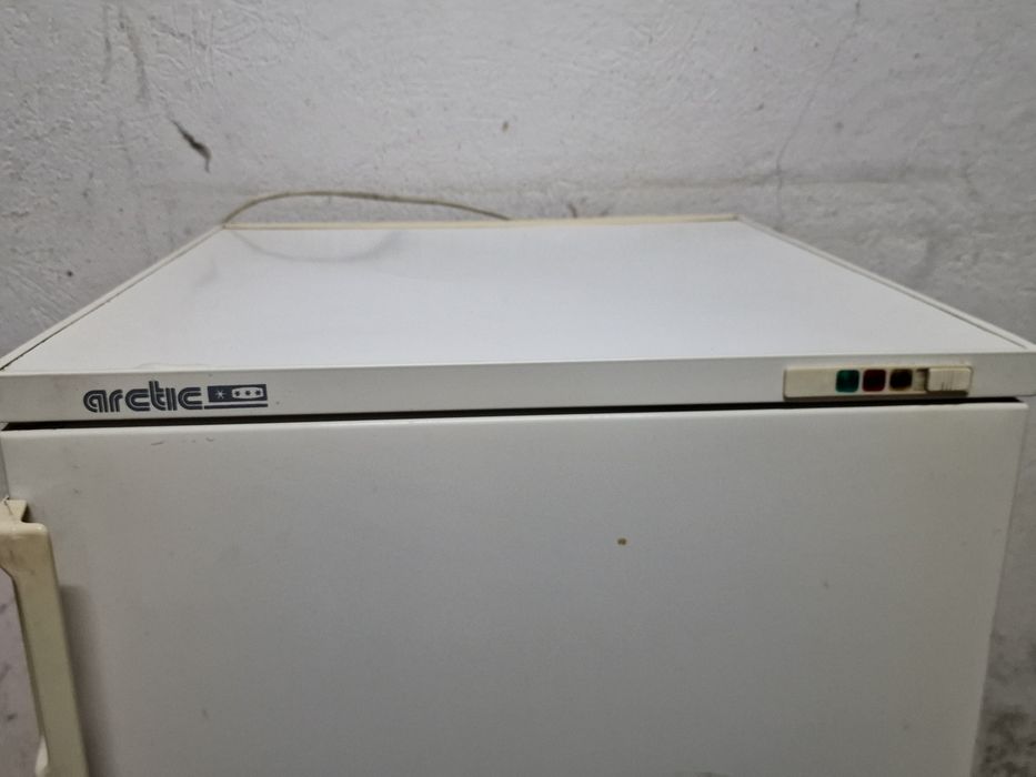 Vand masina de spalat si un congelator