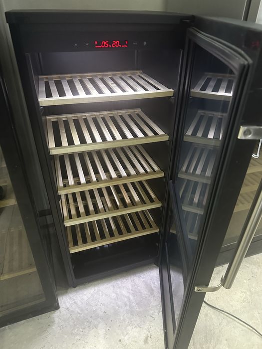 Хладилна витрина за вино