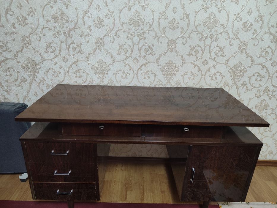 Продаётся письменный стол.