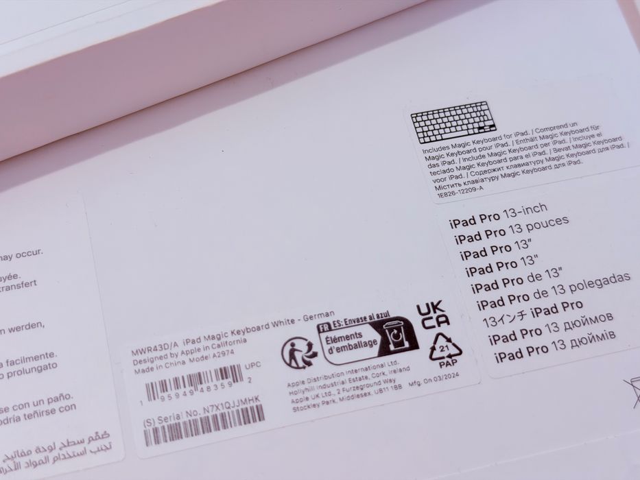 Husa Apple iPad Pro 13  M4 M5 Magic Keyboard sigilata, alb sau negru