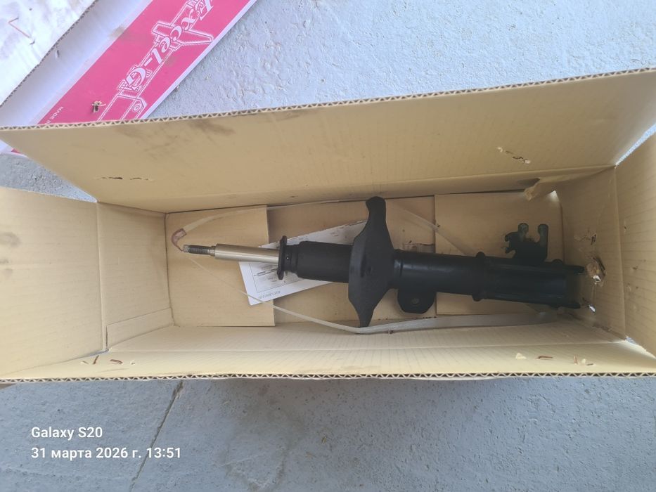 Передние амортизаторы KYB Gentra б/у.